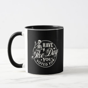 Caneca Esqueleto Sarcástico 'Tenha o Dia Pelo Qual
