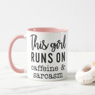 Caneca Esta Garota Funciona com Cafeína e Sarcasmo Engraç