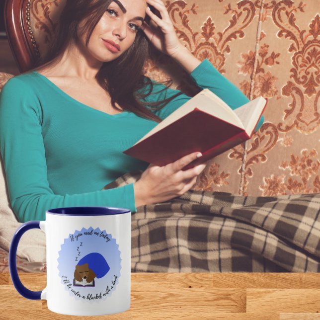 Caneca Estarei debaixo de um cobertor com um livro (Criador carregado)