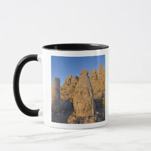 Caneca Estatuas de cabeças colossais de Deuses guardando