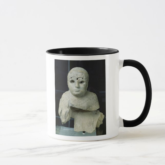 Caneca Estatueta de uma mulher com xaile, período de (Direita)