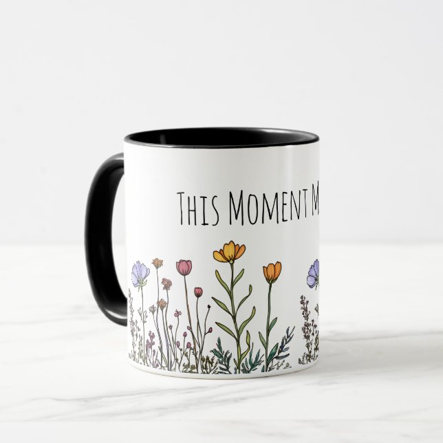 Caneca "Este Momento Importa" Idiota Cama Cerâmica (Frente Esquerda)