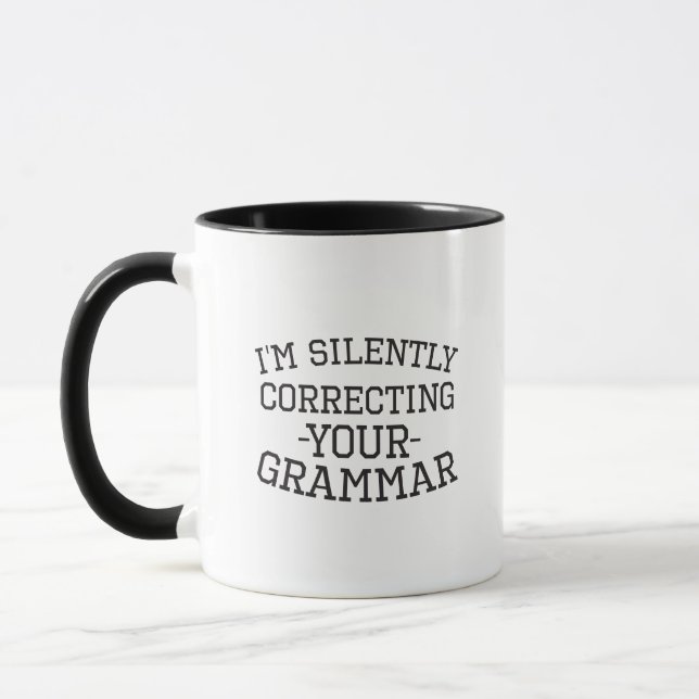 Caneca Estou Corrigindo Silenciosamente Sua Gramática Eng (Esquerda)
