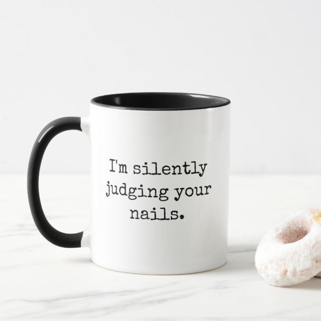 Caneca Estou Silenciosamente Julgando Suas Unhas Engraçad (Com Donut)