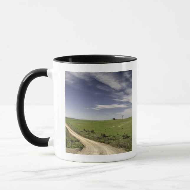 Caneca Estrada de fazenda que retorce entre campos de (Esquerda)