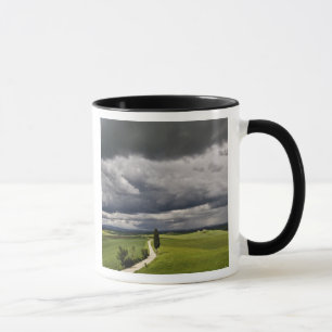 Caneca Estrada e nuvens de tempestade, região rural da To