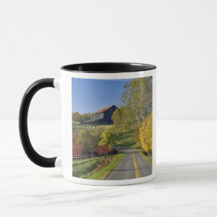 Caneca Estrada rural através da região Bluegrass de Kentu