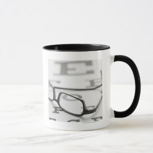 Caneca Estúdio disparado dos eyeglasses na carta de olho