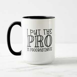 Caneca Eu Coloco o Profissional em Procrastinar Presente