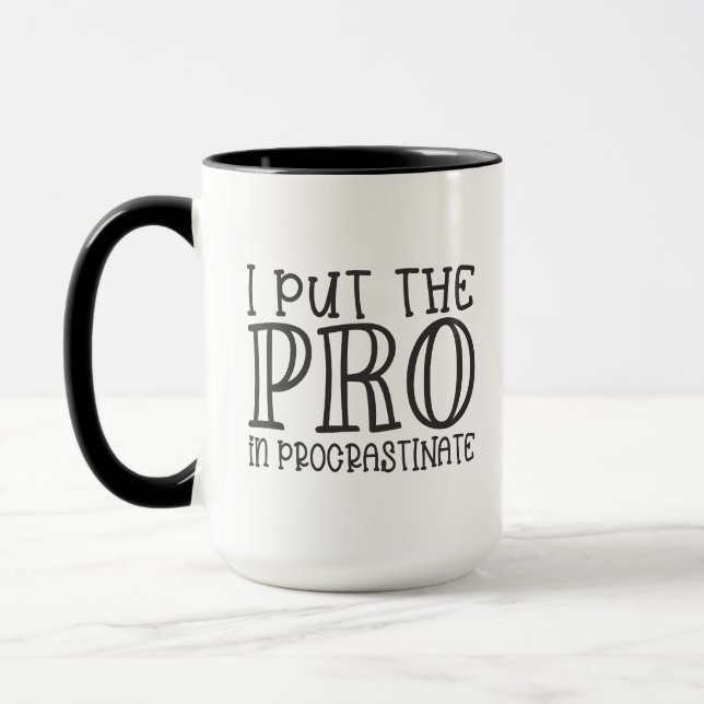 Caneca Eu Coloco o Profissional em Procrastinar Presente  (Esquerda)