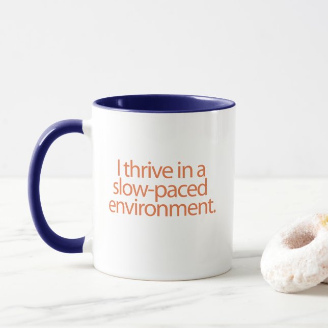 Caneca Eu prospero em um ambiente de ritmo lento. (Com Donut)