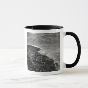 Caneca  EUA. A lava molena desagua no oceano ao nascer do