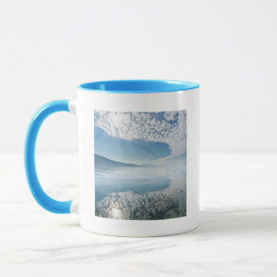 Caneca EUA, Alasca, Baía de Freshwater. Nuvens Refletidas