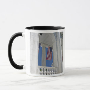 Caneca EUA, VA, Arlington. Bandeiras americanas estão pen