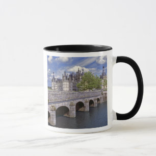 Caneca Europa, França, Chambord. Uma ponte de pedra leva