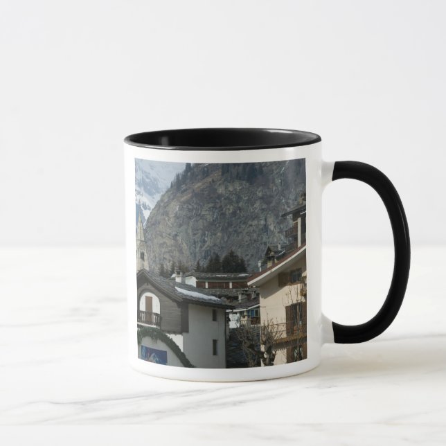 Caneca Europa, Itália, Valle d'Aosta, COURMAYEUR: Cidade (Direita)