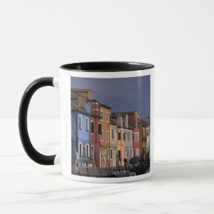Caneca Europa, Itália, Veneza. Casas multicoloridas