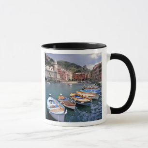 Caneca Europa, Itália, Vernazza. Barcos pintados de cores