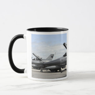 Caneca F-16 Falcões de Luta aguardam o lançamento
