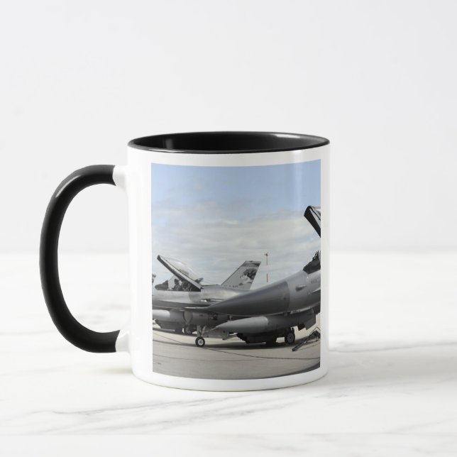 Caneca F-16 Falcões de Luta aguardam o lançamento (Esquerda)