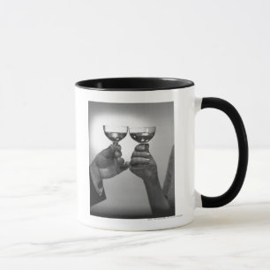 Caneca Feche acima do casal que brinda com vinho branco