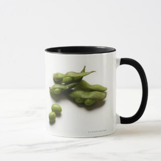 Caneca feijões verdes múltiplos do edamame com o vagem de