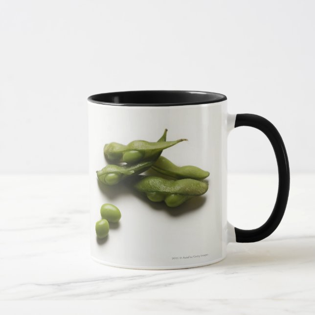 Caneca feijões verdes múltiplos do edamame com o vagem de (Direita)