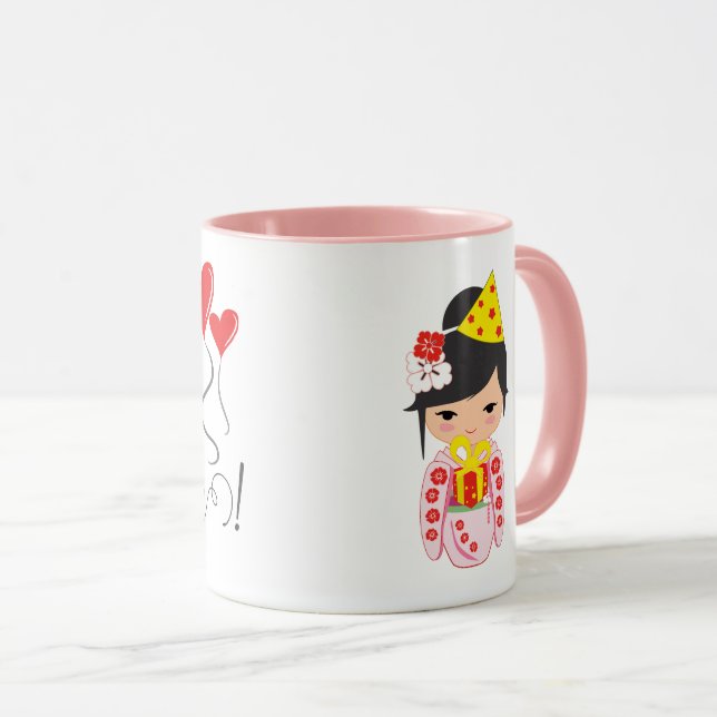 Caneca Feliz Aniversário da Boneca Kokeshi Rosa (Frente Esquerda)