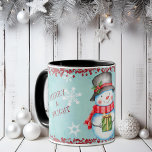 Caneca Feliz e Bright Christmas Snowman Kids Mug<br><div class="desc">Nesta caneca, um boneco de neve feliz está vestido com seu chapéu de cima e cachecol contra um sutil fundo azul e floco de neve branco. No topo e no fundo estão bordas de confete vermelho. O texto vermelho em ambos os lados diz "FELIZ e BRIGHT", e o nome do...</div>