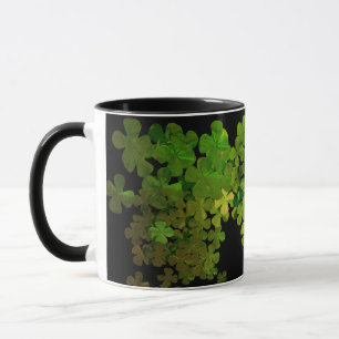 Caneca Feliz Rua. Dia de Patrick, shamrocks irlandeses