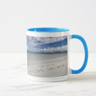 Caneca Feriado feliz escrito na praia de Eilogarry