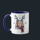 Caneca Festivo Red Xadrez Raccoon Foto Foliday<br><div class="desc">Celebrar a época mágica e festiva de férias com nossas canecas de fotos de férias de animais de inverno. Nosso design de foto de fim de semana com personagens divertidos apresenta nosso próprio personagem de guaxinim desenhado à mão com cachecol vermelho e azul xadrez. O rosto do guaxinim está cortado...</div>