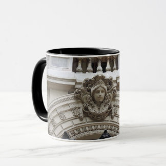 Caneca Figura Acima da Porta