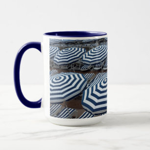 Caneca Fileiras de guarda-chuvas de praia listrados com