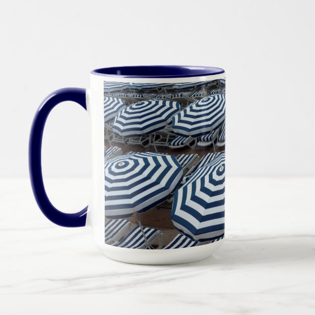 Caneca Fileiras de guarda-chuvas de praia listrados com (Esquerda)