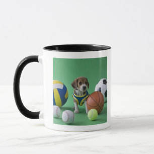 Caneca Filhote de cachorro cercado por bolas do esporte