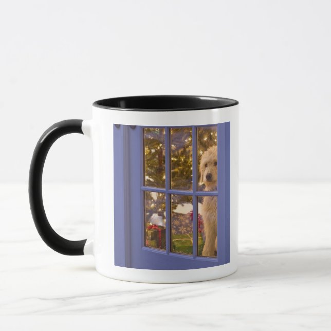 Caneca Filhote de cachorro dourado do Doodle que olha (Esquerda)