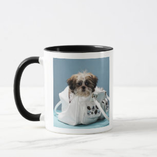 Caneca Filhote de cachorro que senta-se na bolsa