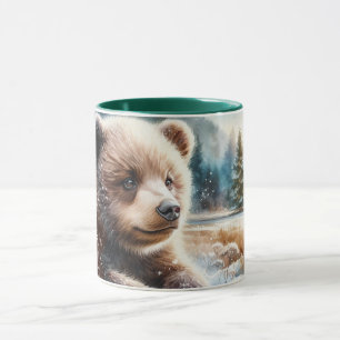 Caneca Filhote de Urso Pardo na Neve de Inverno e Pinheir