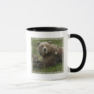 Caneca Filhotes de Urso Pardo se Aconchegando com a Mãe