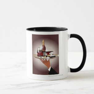 Caneca Fim-acima da mão de um garçom que guardara uma