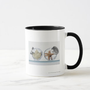 Caneca Fim-acima das ervas em dois frascos