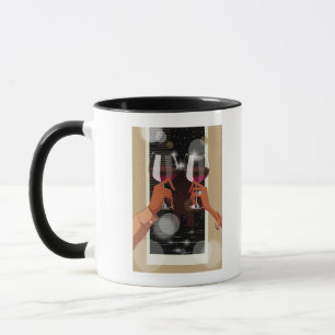 Caneca Fim-acima de um casal que brinda com vidros de