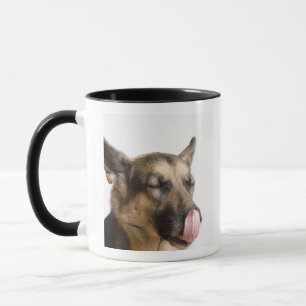 Caneca Fim-acima de um german shepherd que lambe seu
