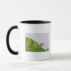 Caneca Fim-acima de um joaninha que voa sobre uma folha