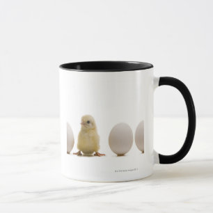 Caneca Fim-acima de um pintinho do bebê com três ovos