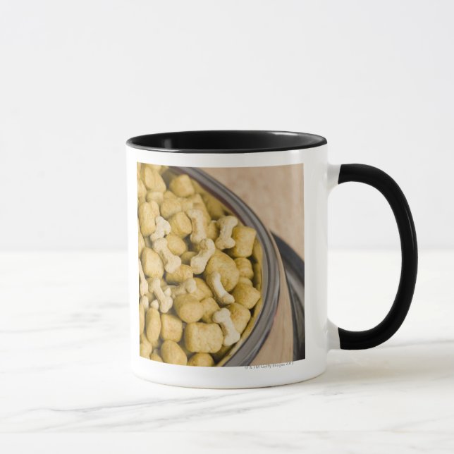 Caneca Fim-acima do alimento para cães em uma bacia do (Direita)