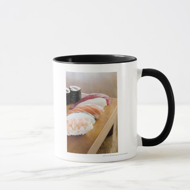 Caneca Fim-acima do sushi em uma mesa (Direita)