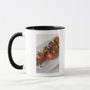 Caneca Fim-acima dos tomates em uma bandeja