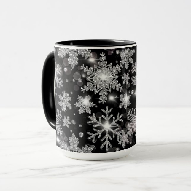 Caneca Flocos de neve prateados pretos de Natal elegantes (Frente Esquerda)